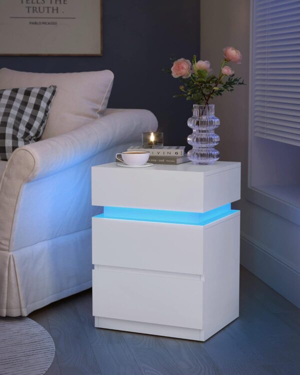 Mesa de cabeceira VASAGLE, com faixa de LED multicolorida ajustável, 3 gavetas, mesa lateral de estilo moderno, 35 x 40 x 55 cm, branco LET630T10